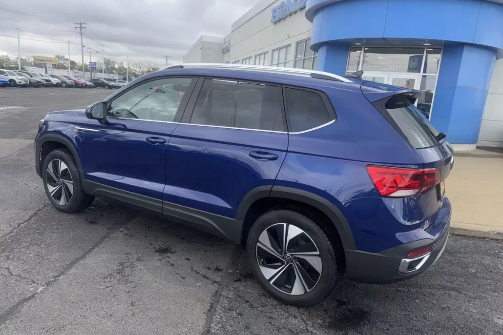 2024 Volkswagen Taos SE photo 1