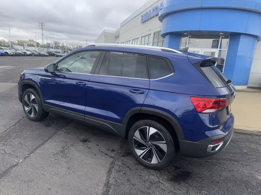 2024 Volkswagen Taos SE photo 1