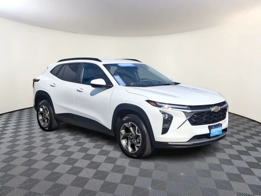 2024 Chevrolet Trax LT photo 1