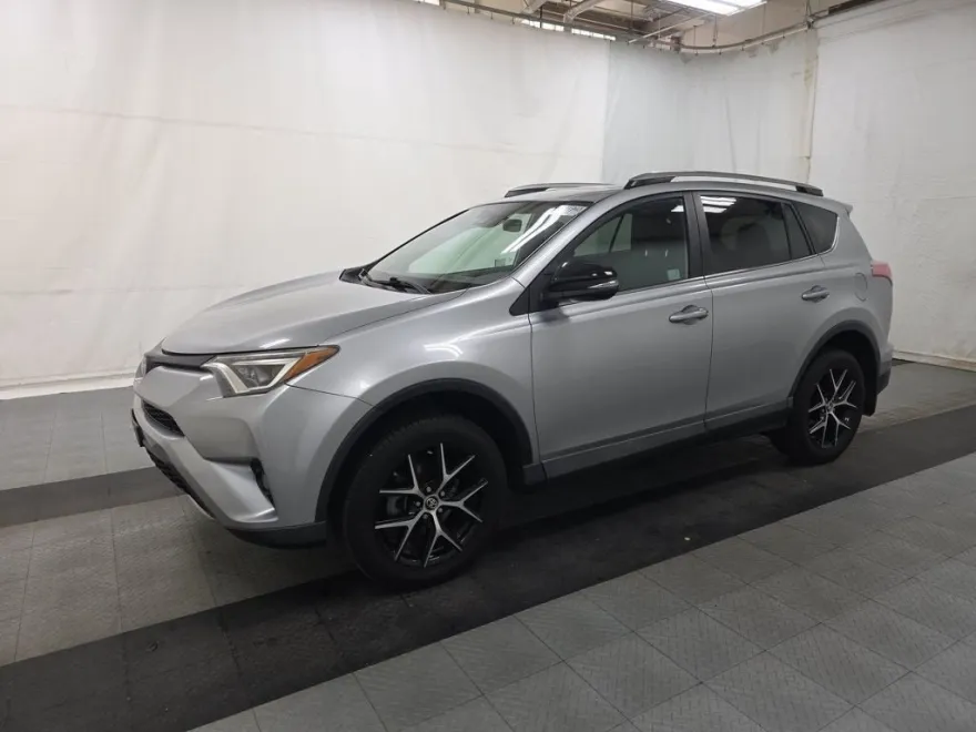 2018 Toyota RAV4 SE photo 1