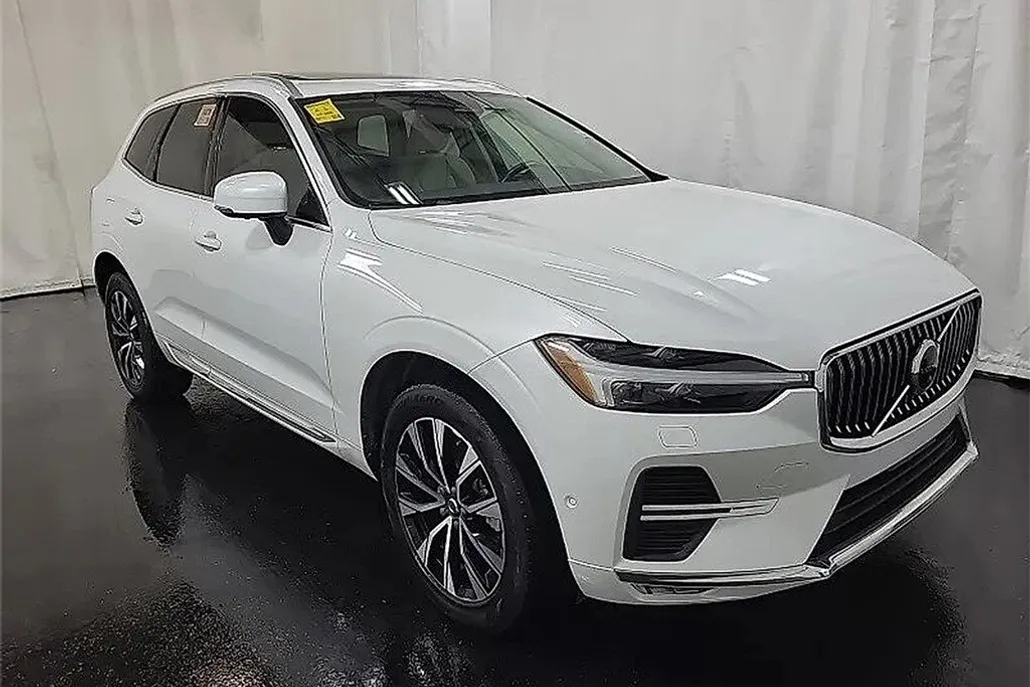 2023 Volvo XC60 B5 Plus photo 1