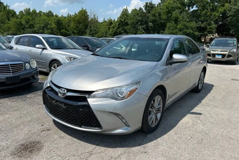 2017 Toyota Camry SE photo 1
