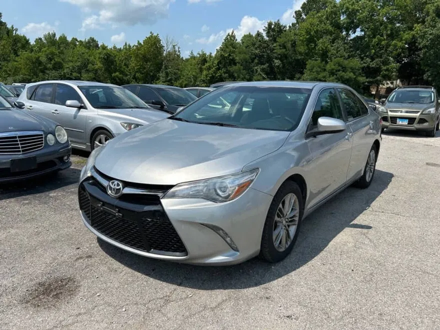 2017 Toyota Camry SE photo 1