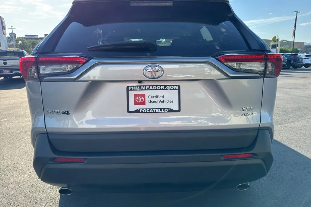 2023 Toyota RAV4 XLE photo 1