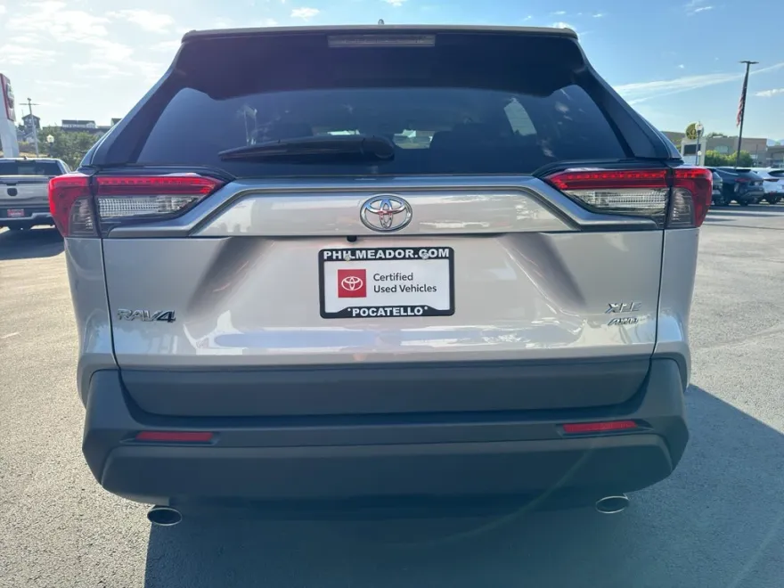 2023 Toyota RAV4 XLE photo 1
