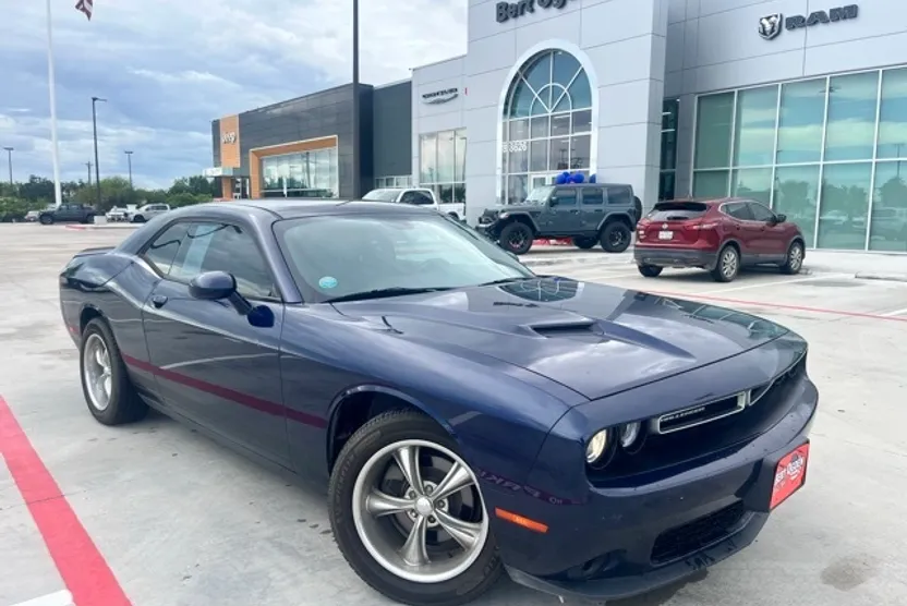 2017 Dodge Challenger SXT photo 1