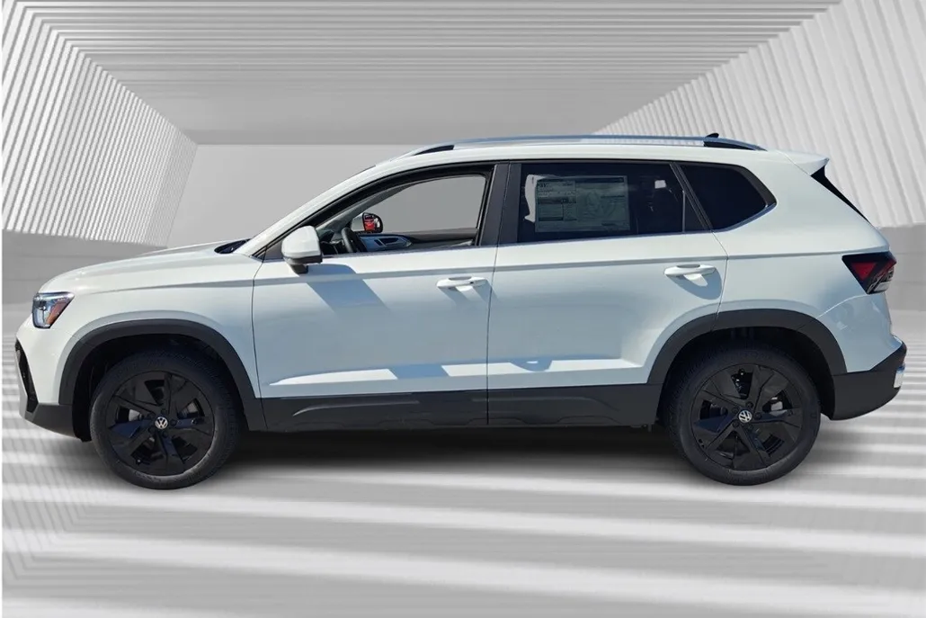 2025 Volkswagen Taos SE photo 1