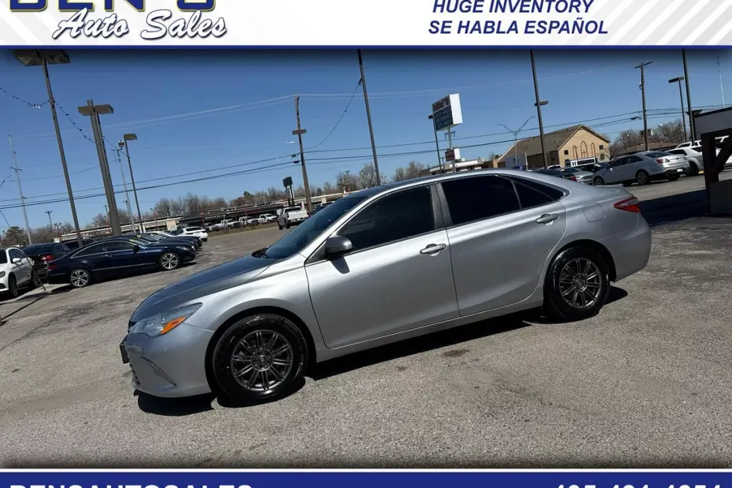 2015 Toyota Camry LE photo 1