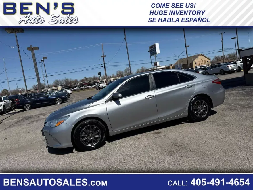 2015 Toyota Camry LE photo 1