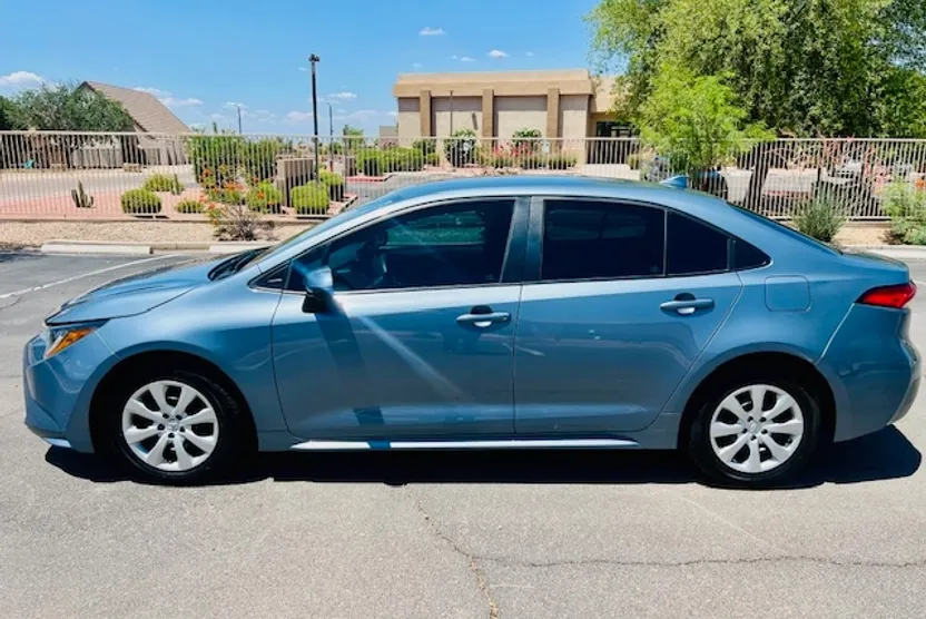 2023 Toyota Corolla LE photo 1