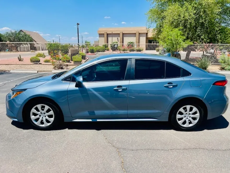 2023 Toyota Corolla LE photo 1