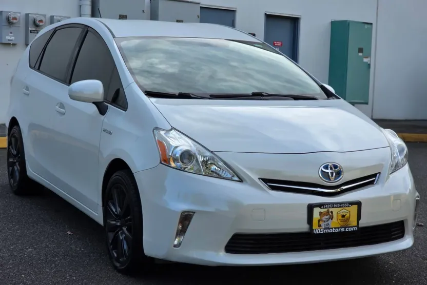 2013 Toyota Prius V Five photo 1