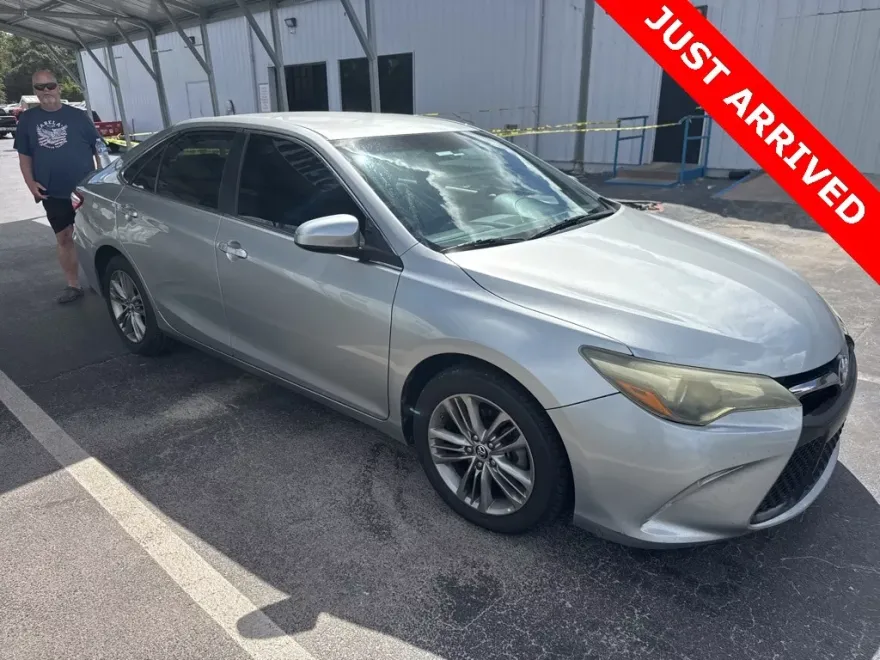 2016 Toyota Camry SE photo 1
