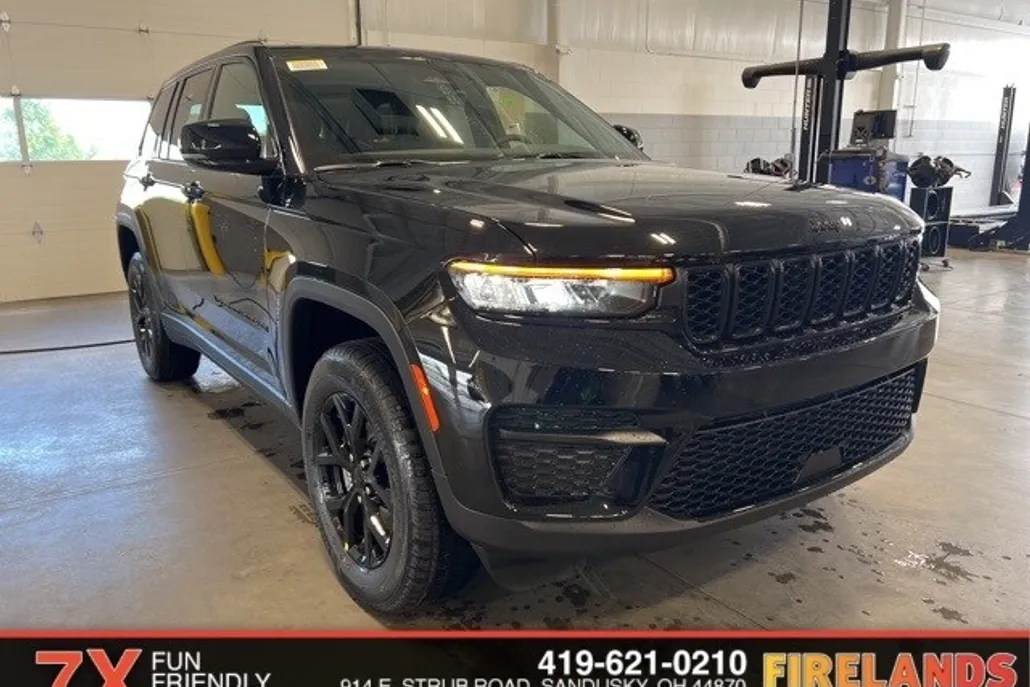 2025 Jeep Grand Cherokee Laredo photo 1