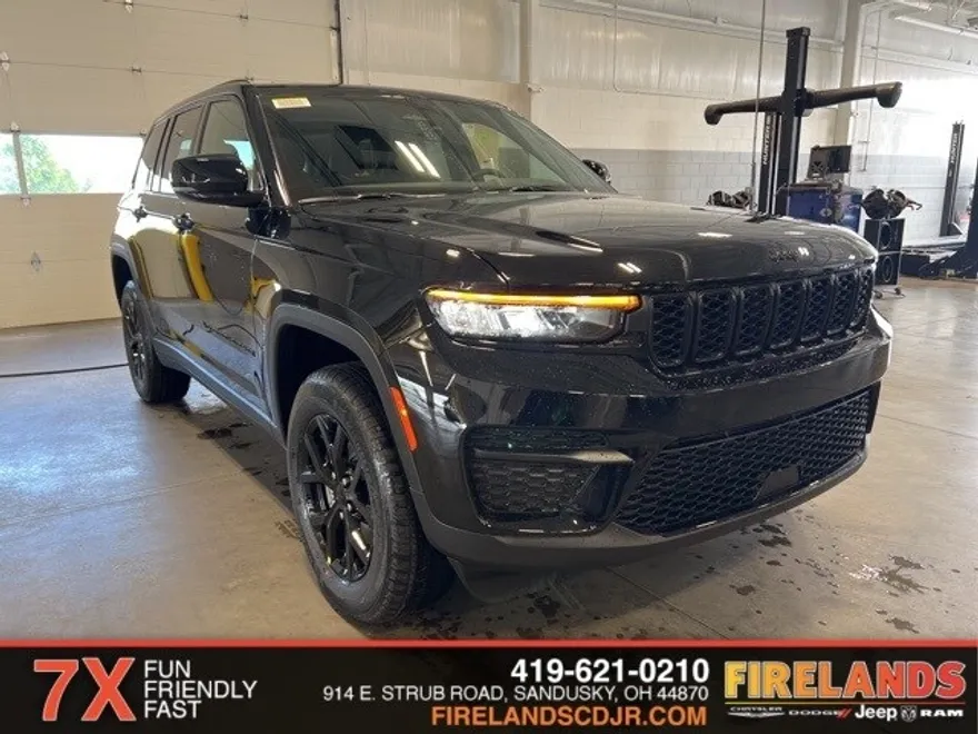 2025 Jeep Grand Cherokee Laredo photo 1