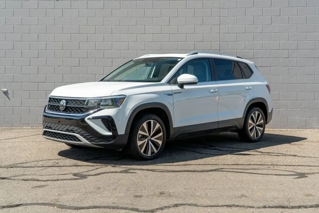 2022 Volkswagen Taos SE photo 1