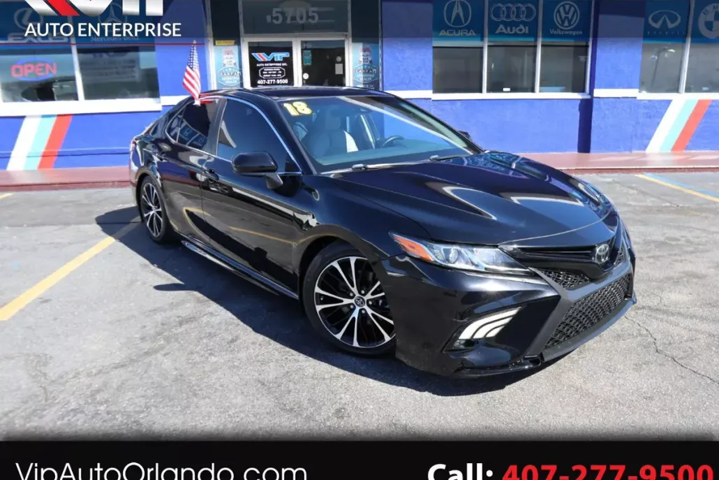 2018 Toyota Camry SE photo 1