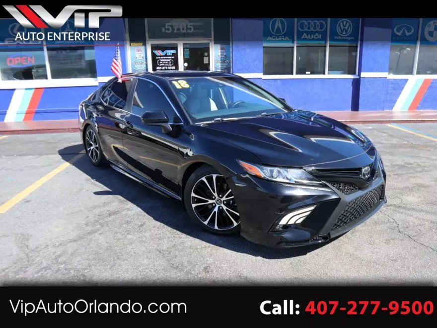 2018 Toyota Camry SE photo 1