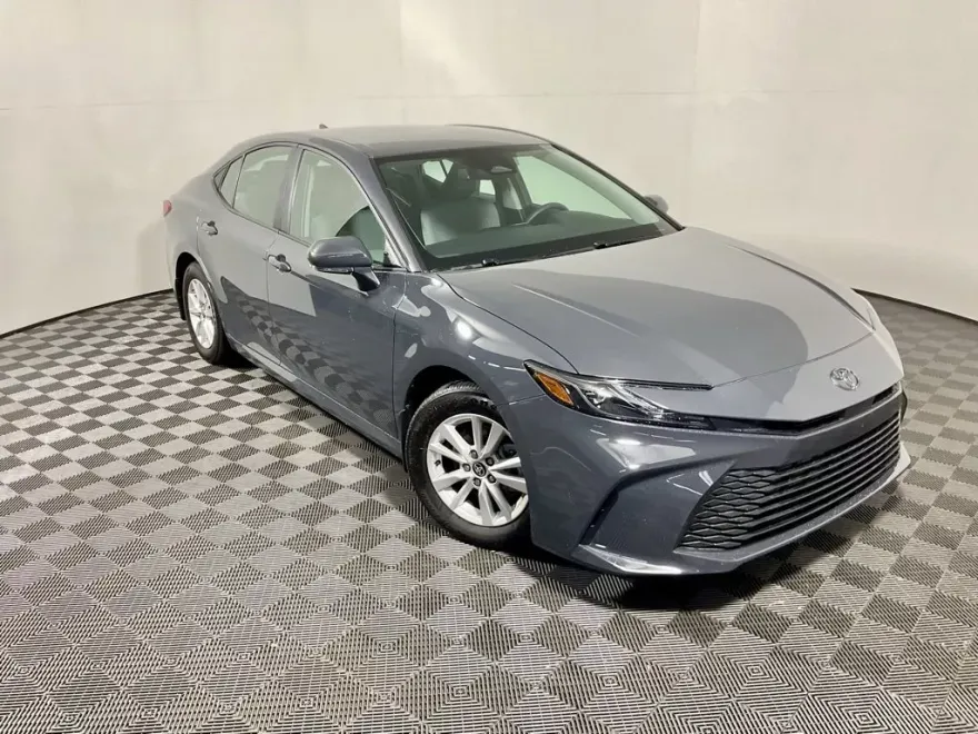 2025 Toyota Camry LE photo 1