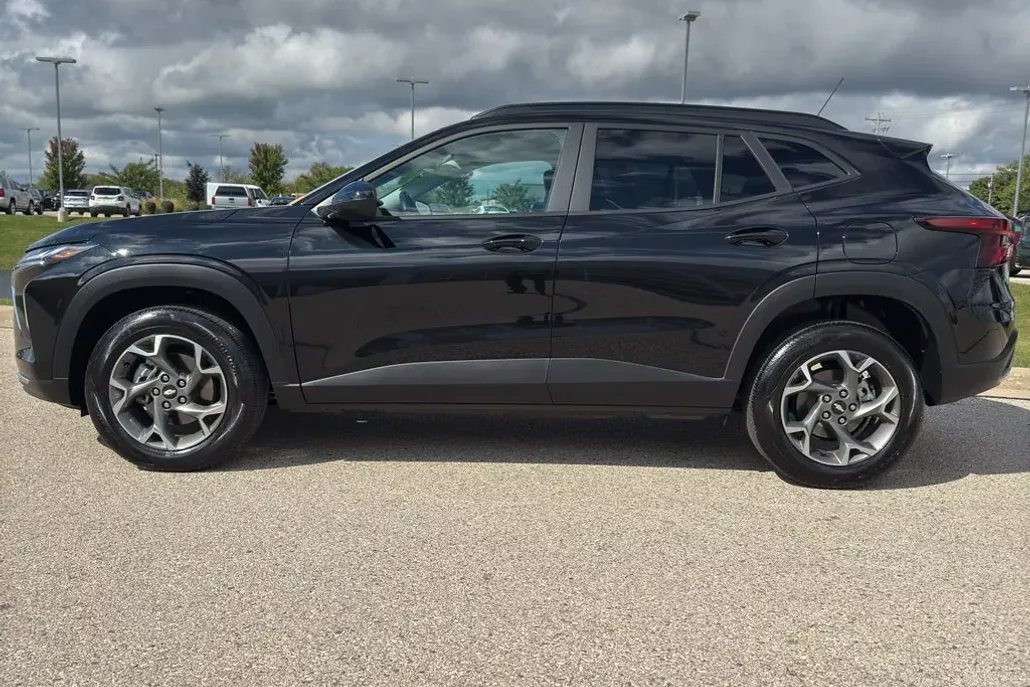 2025 Chevrolet Trax LT photo 1
