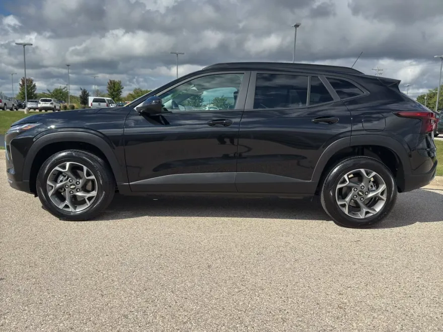 2025 Chevrolet Trax LT photo 1