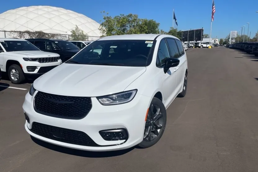 2026 Chrysler Pacifica photo 1