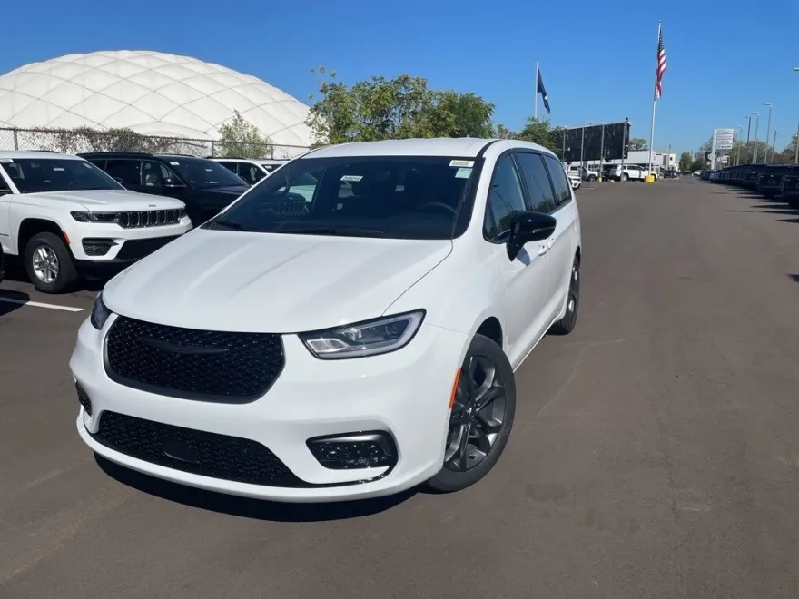 2026 Chrysler Pacifica photo 1