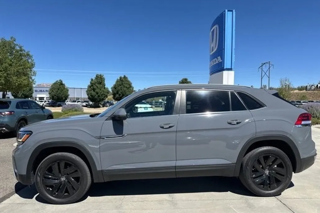 2022 Volkswagen Atlas Cross Sport V6 SE Technology photo 1