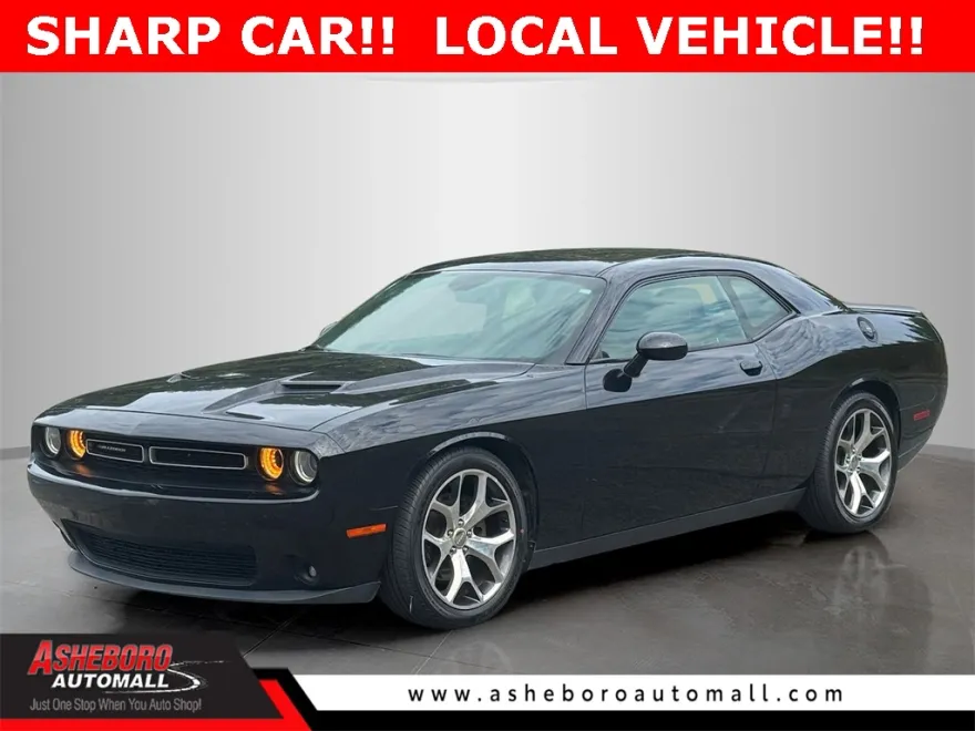 2017 Dodge Challenger SXT photo 1