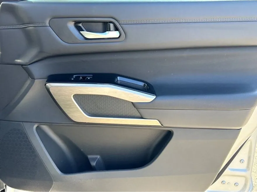 2024 Nissan Pathfinder Platinum photo 1