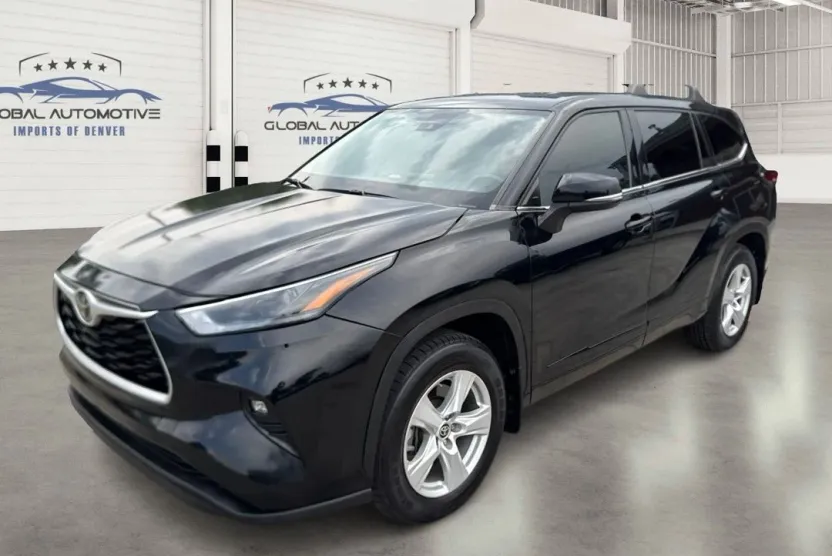2022 Toyota Highlander LE photo 1