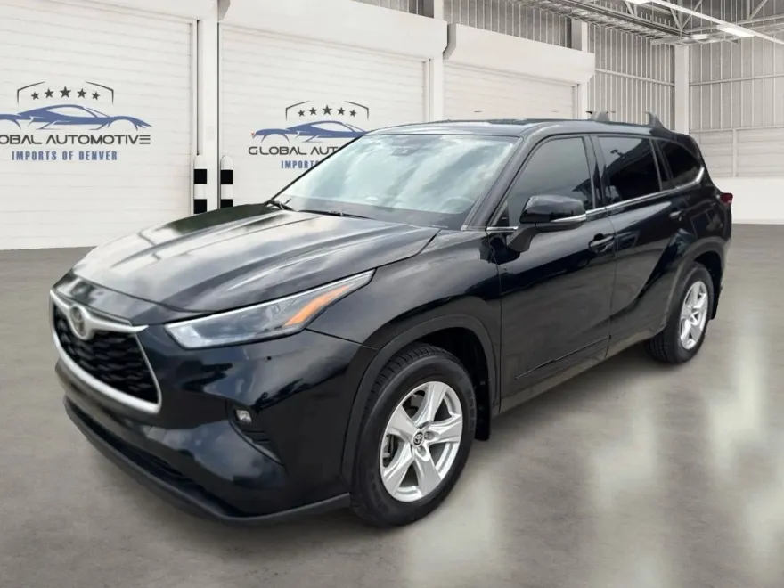 2022 Toyota Highlander LE photo 1