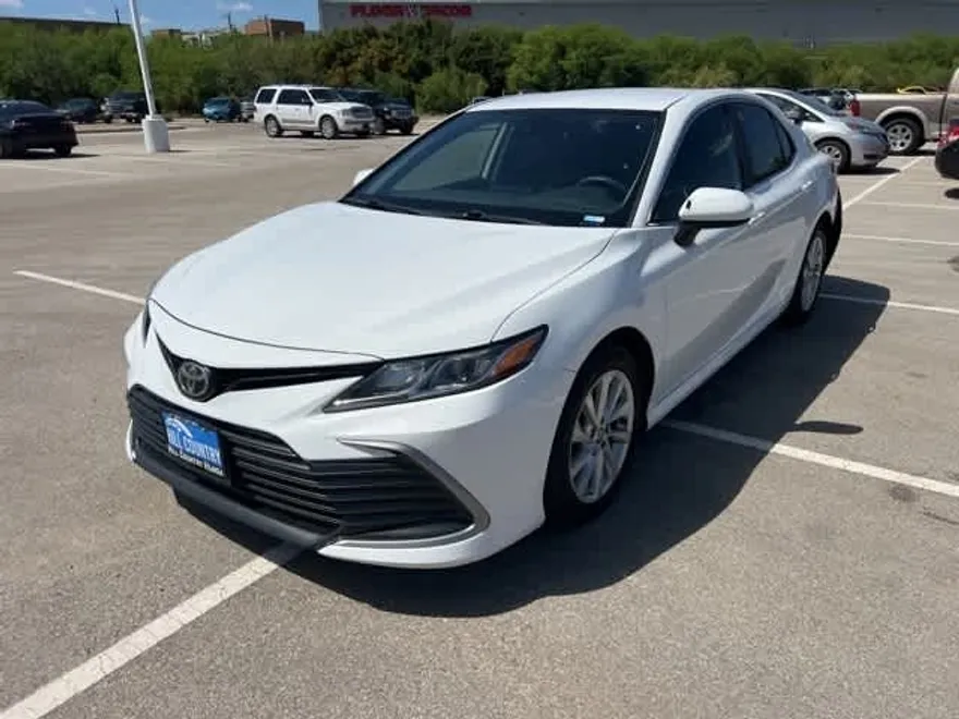 2021 Toyota Camry LE photo 1