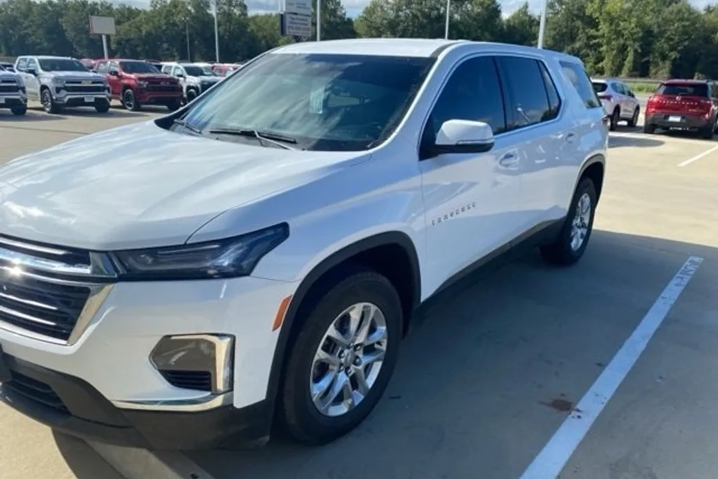 2024 Chevrolet Traverse LS photo 1