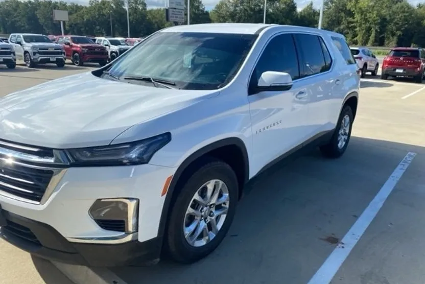 2024 Chevrolet Traverse LS photo 1