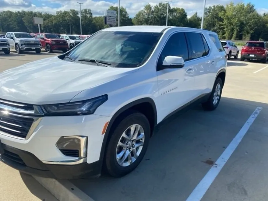 2024 Chevrolet Traverse LS photo 1
