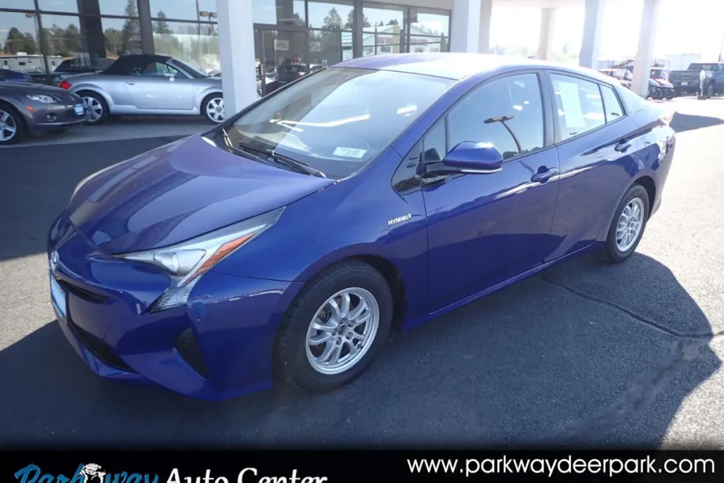 2016 Toyota Prius Four photo 1
