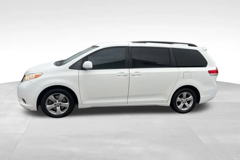 2014 Toyota Sienna LE photo 1