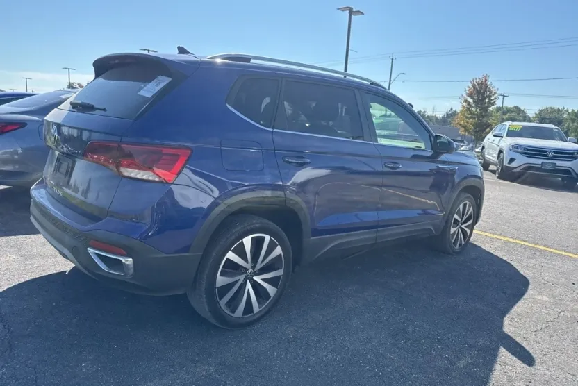 2022 Volkswagen Taos SE photo 1