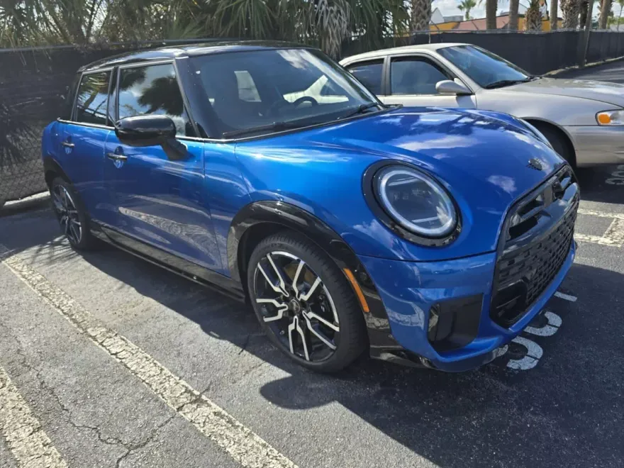 2025 Mini Cooper 4 Door Hardtop S Iconic photo 1