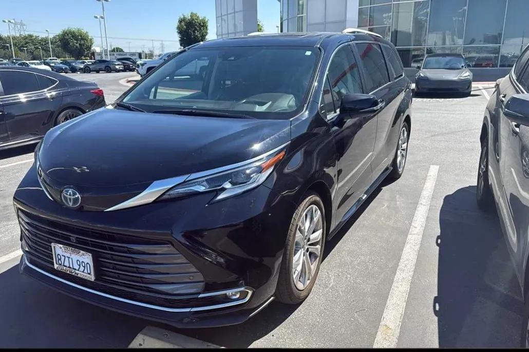 2022 Toyota Sienna Platinum photo 1