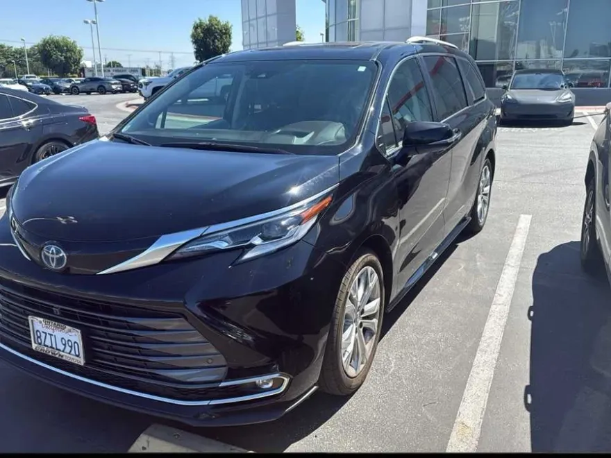 2022 Toyota Sienna Platinum photo 1