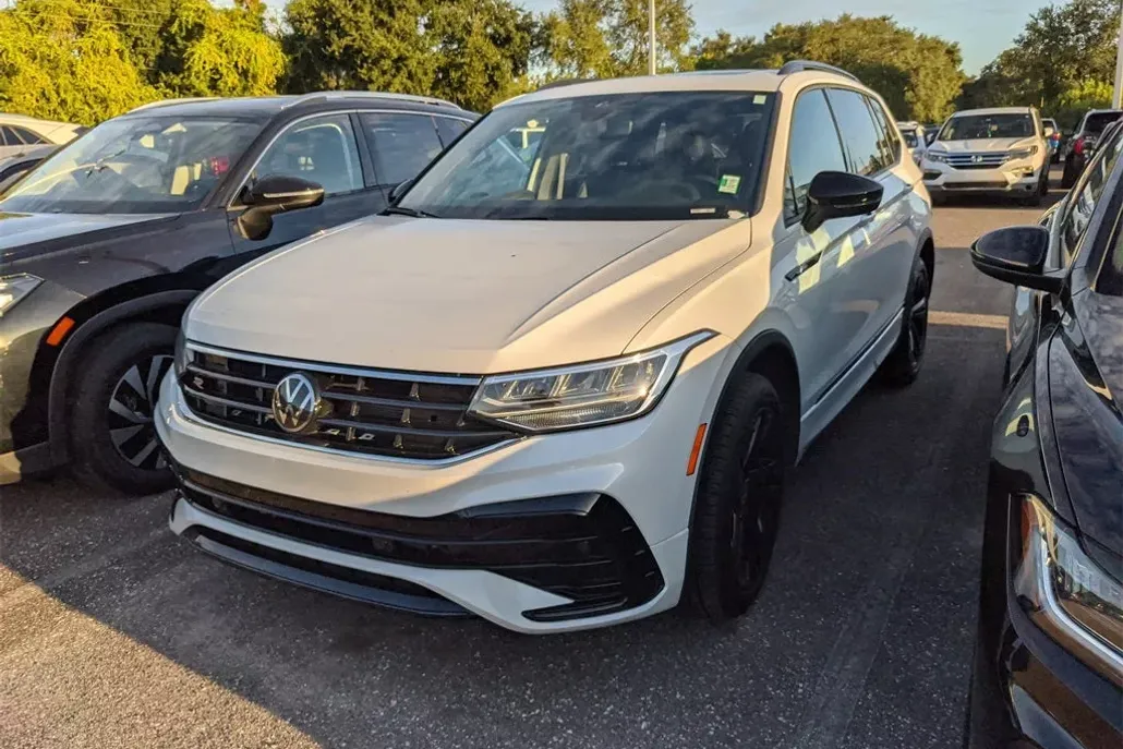 2024 Volkswagen Tiguan SE R-Line Black photo 1