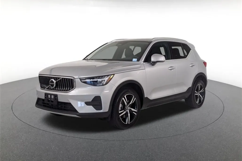 2025 Volvo XC40 Core photo 1
