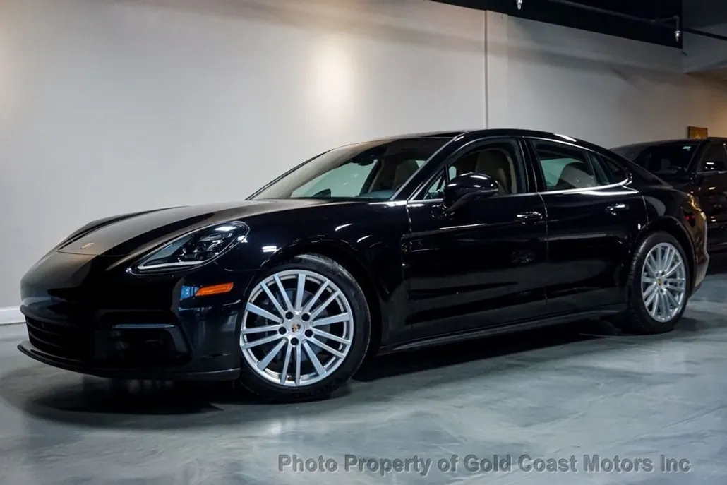 2018 Porsche Panamera Base 4 photo 1