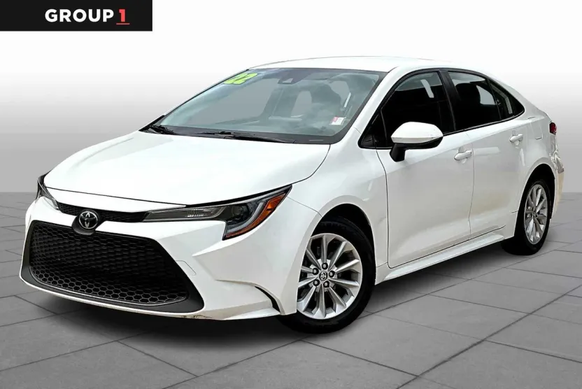 2022 Toyota Corolla LE photo 1