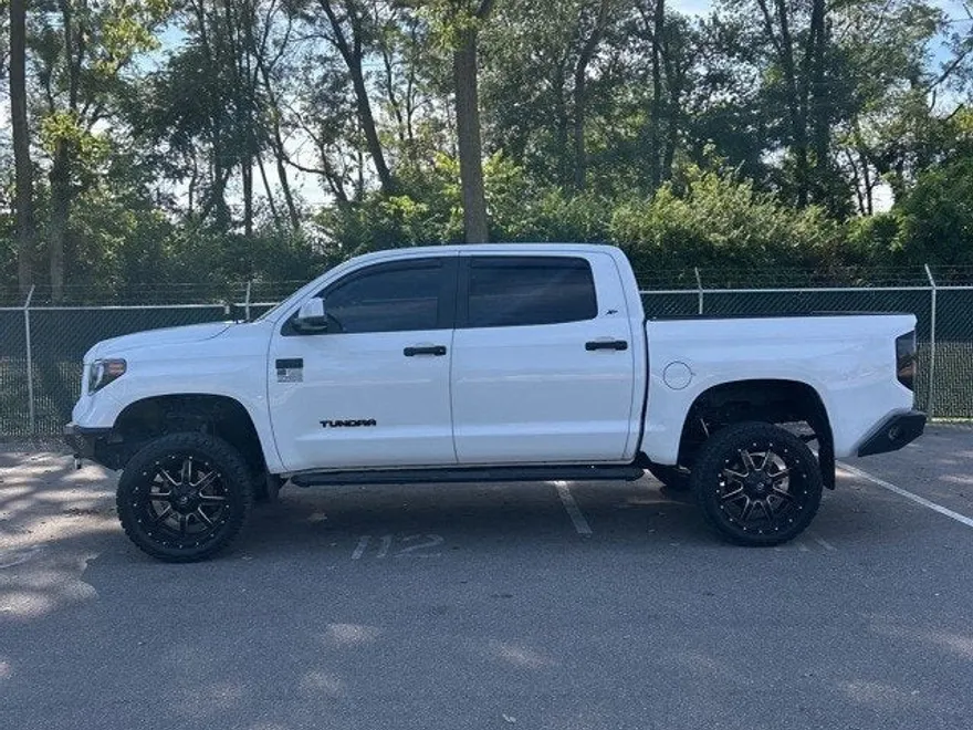 2017 Toyota Tundra SR5 photo 1