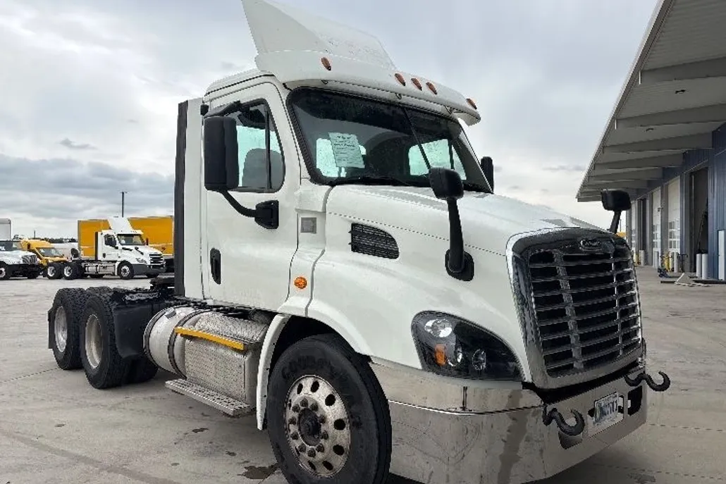 2017 Freightliner Cascadia 113" sleeper cab photo 1