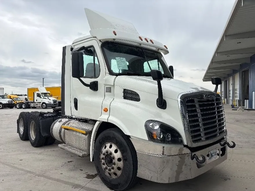 2017 Freightliner Cascadia 113" sleeper cab photo 1