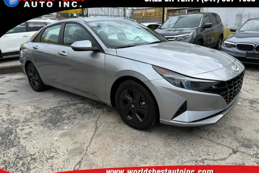 2023 Hyundai Elantra SEL photo 1